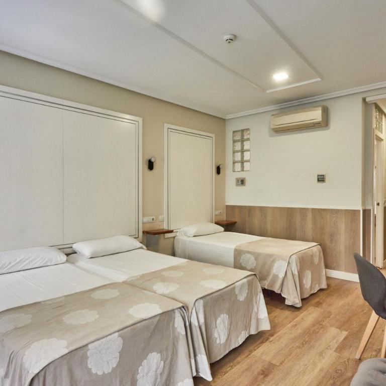 Hostal Madrid - Dreibettzimmer mit Straßenblick - 5