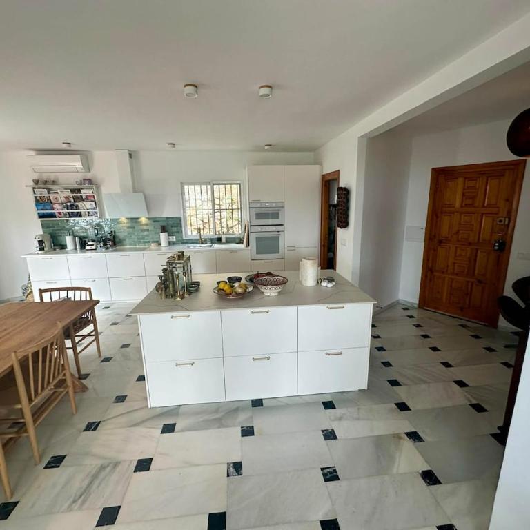 Luxury villa - short walk to beach and city - Casa de 4 dormitorios - 60