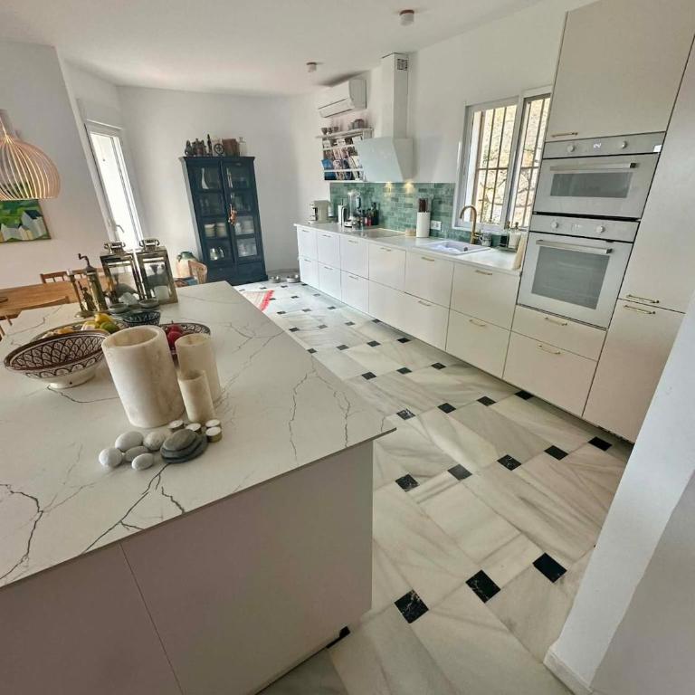 Luxury villa - short walk to beach and city - Casa de 4 dormitorios - 65