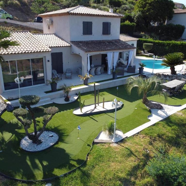 Villa avec piscine et mini-golf - Villa - 1