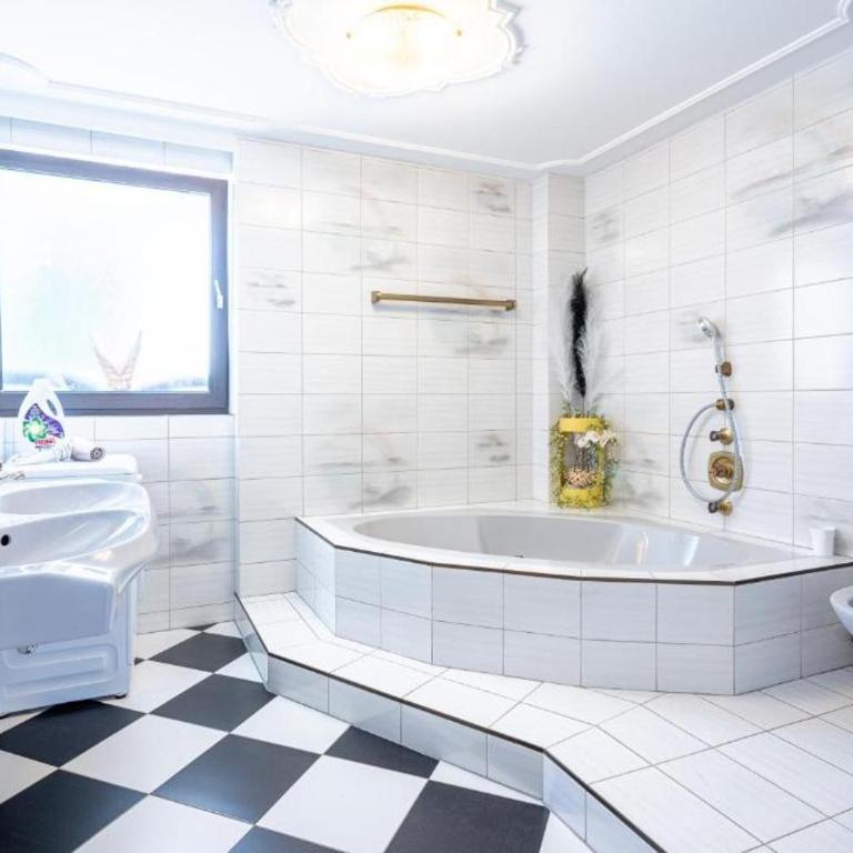 Apartment Deluxe Mutters-Ihr Zuhause bei Innsbruck! Perfekt für Familien, Gruppen bist 5 Personen !Bestes Preis Leistung! - Three-Bedroom Apartment - 25