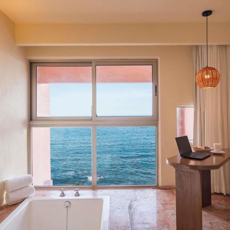 Club Regina Los Cabos - One-Bedroom King Suite with Jacuzzi, Terrace and Oceanfront View - 1
