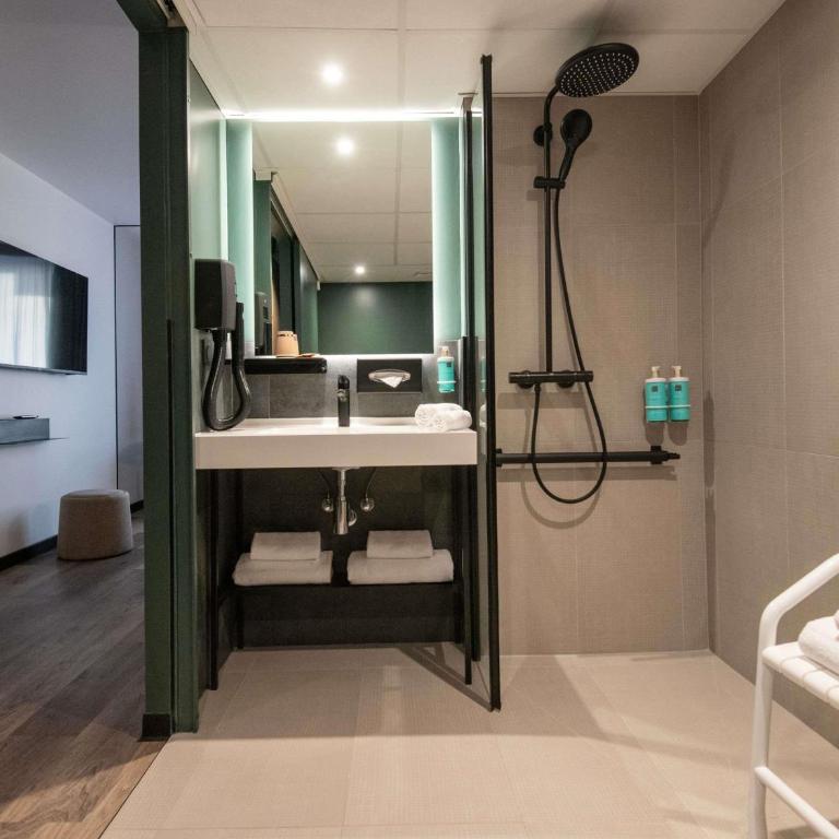 Novotel Nice Aéroport Cap 3000 - Superior room with 1 Queensize bed and 1 single sofa bed - 3