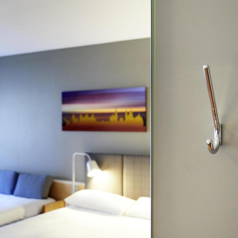 ibis Hotel Würzburg City - Standard Doppelzimmer mit Sofa - 5