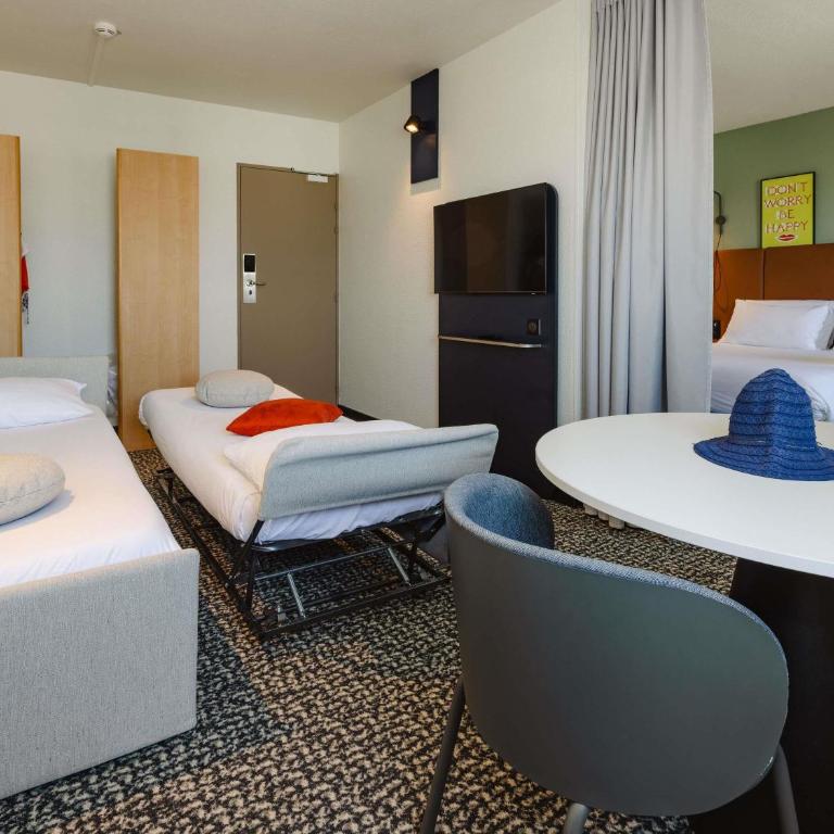 Hotel ibis Rennes Centre Gare Sud - Chambre Confort avec Lit Double et 2 Canapés-Lits Simples - 5