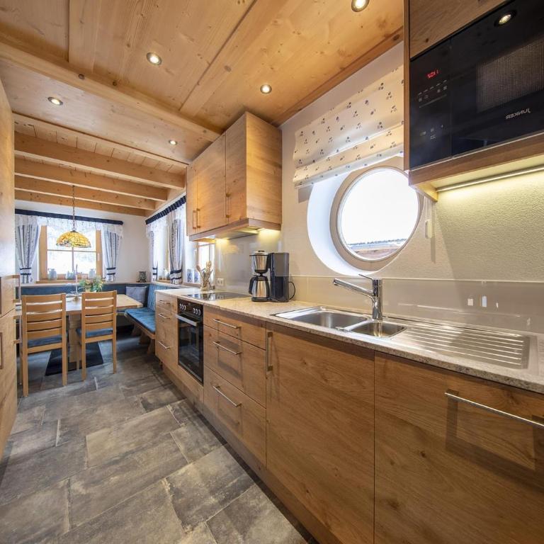 Sunlit Alpine Chalet Stay - Maison de Vacances 4 Chambres - 4