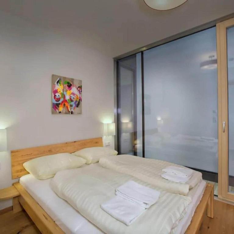 Stylish Neukirchen Home for 8 Guests - Ferienhaus mit 3 Schlafzimmern - 2