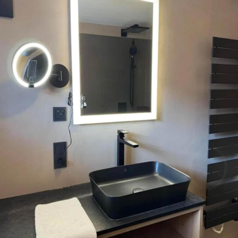 Spacious Chalet with Parking - Maison de Vacances 4 Chambres - 25