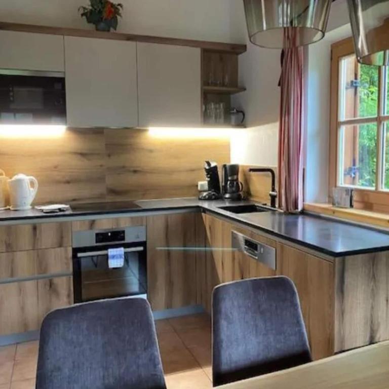 Spacious Chalet with Parking - Maison de Vacances 4 Chambres - 13