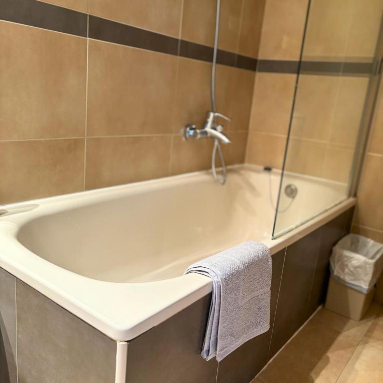 Enjoy Apartment beautiful sea view, perfect for cyclists - One-Bedroom Apartment with Sea View and Balcony - 19