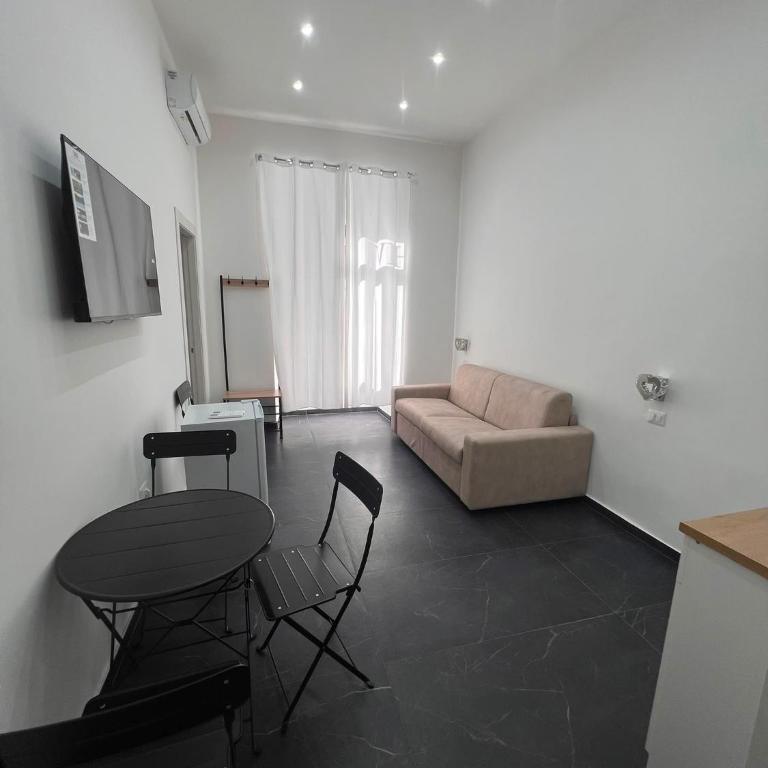 Valentino station 32 - Family Room with Balcony - 7