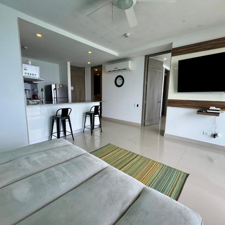 impecable apartamento excelente ubicación - Three-Bedroom Apartment - 1