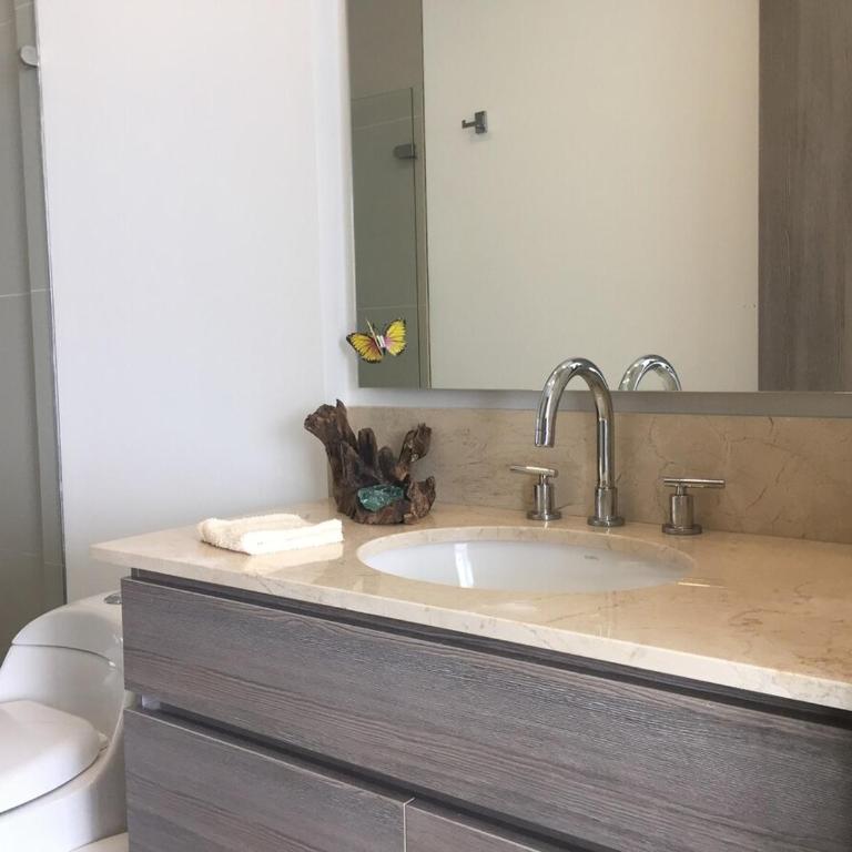 impecable apartamento excelente ubicación - Three-Bedroom Apartment - 17