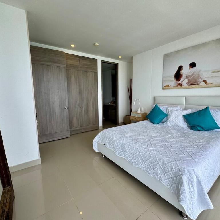 impecable apartamento excelente ubicación - Three-Bedroom Apartment - 25