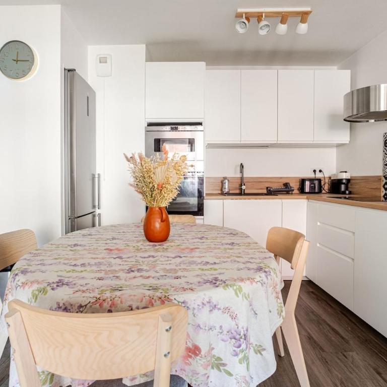 Apparemment F3 avec terrasse Clim & tram - Appartement 2 Chambres - 32