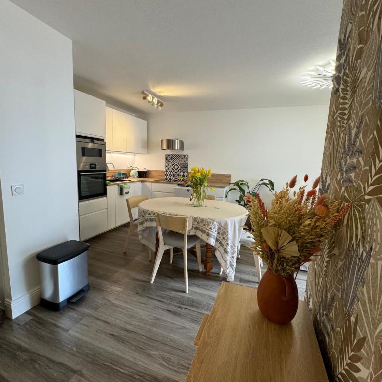 Apparemment F3 avec terrasse Clim & tram - Appartement 2 Chambres - 24