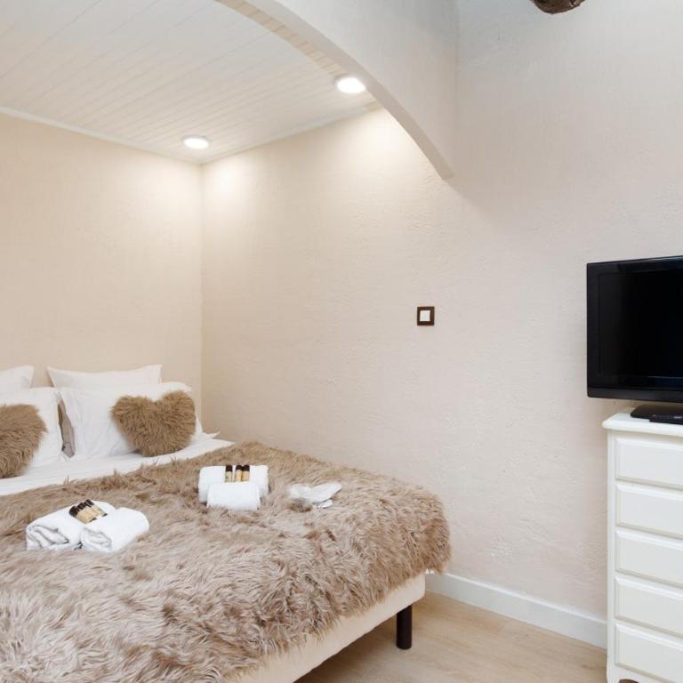 Panisse YourHostHelper - One-Bedroom Apartment - 9