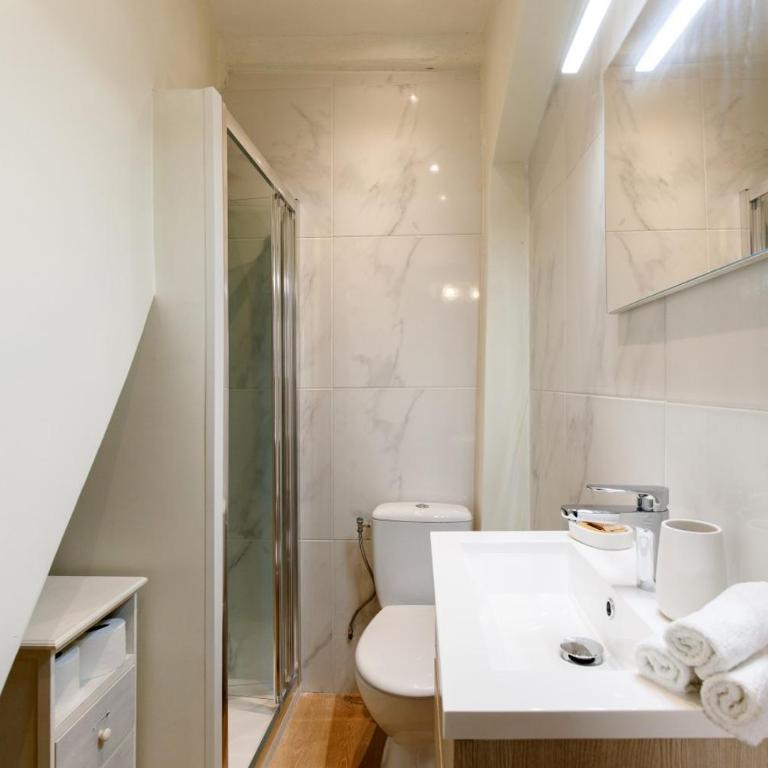 Panisse YourHostHelper - One-Bedroom Apartment - 16