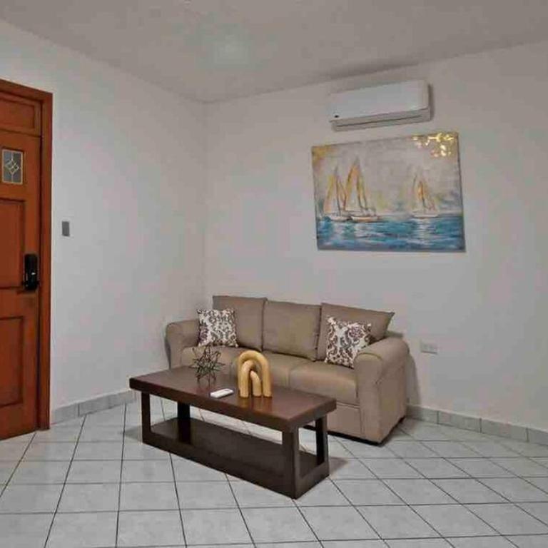 One story house, private pool, walk to beachfront - Casa de 3 dormitorios - 3