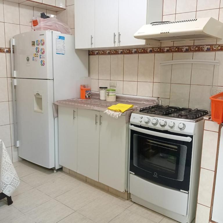 Depa Centro de Lima WiFi cerca Plaza San Martín - Three-Bedroom Apartment - 10