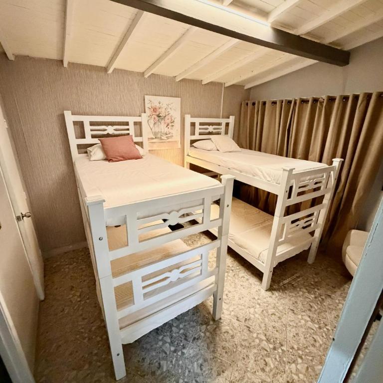 Hotel Hola Medellín - 4-Bed Mixed Dormitory Room - 1