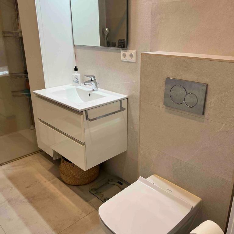 A duplex penthouse with a terrace and a parking space - Apartamento de 2 dormitorios con vistas al complejo - 15