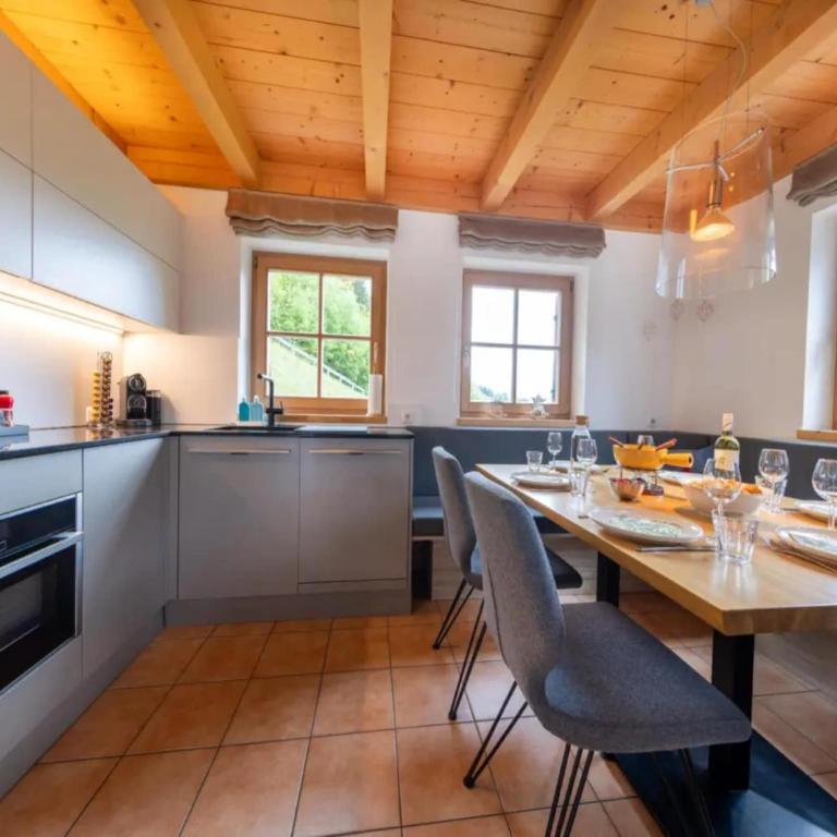 Stylish Ten-Person Alpine Chalet - Maison de Vacances 4 Chambres - 14