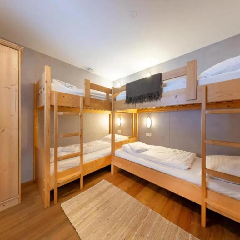 Stylish Ten-Person Alpine Chalet - Maison de Vacances 4 Chambres - 22