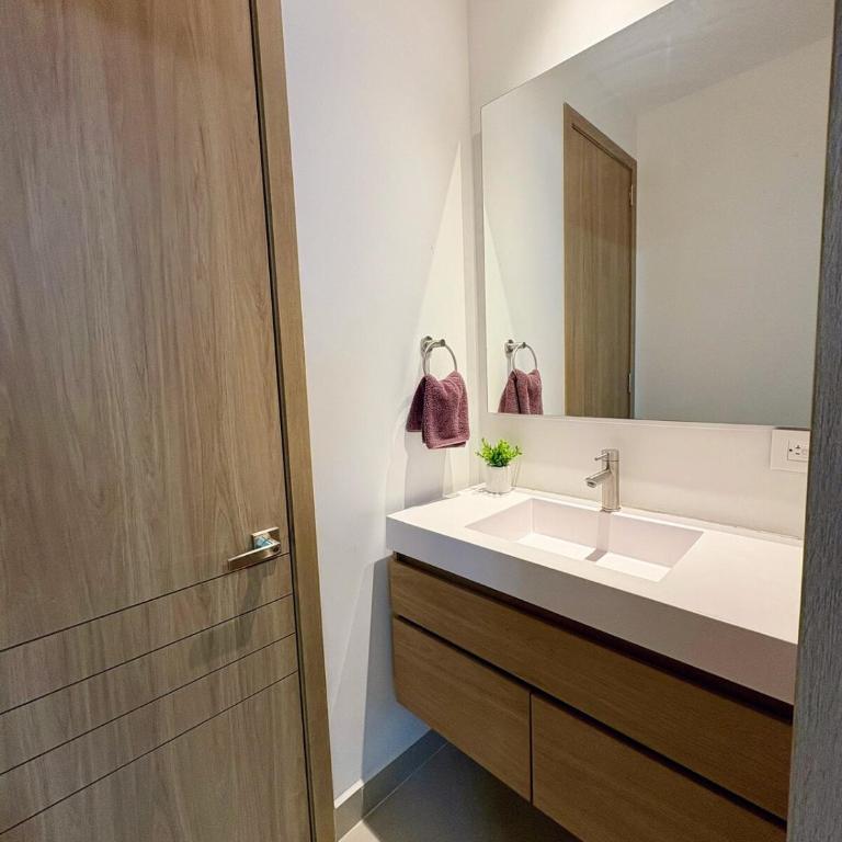 Vista Espectacular a la Laguna, Bahía Kristal - One-Bedroom Apartment - 10