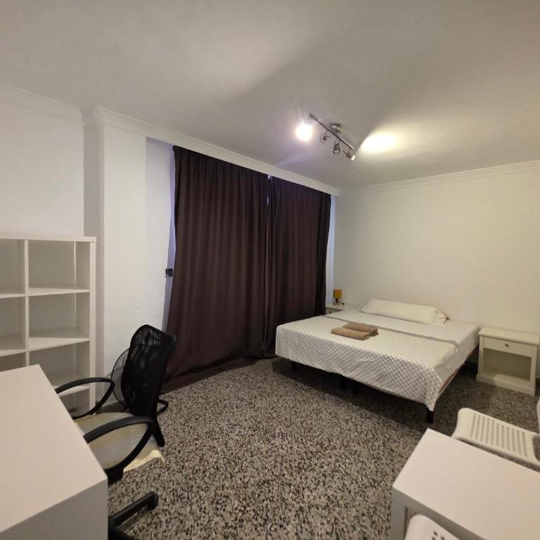 HABITACIÓN PRIVADA SUPER GRANDE CON BALCON GRANDE EN EL CENTRO DE MALAGA LA MEJOR ZONA JUSTO ENFRENTE DELA ESTACION DE TREN a - Doppelzimmer - 1
