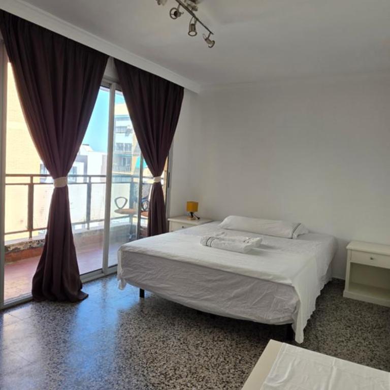 HABITACIÓN PRIVADA SUPER GRANDE CON BALCON GRANDE EN EL CENTRO DE MALAGA LA MEJOR ZONA JUSTO ENFRENTE DELA ESTACION DE TREN a - Doppelzimmer - 12