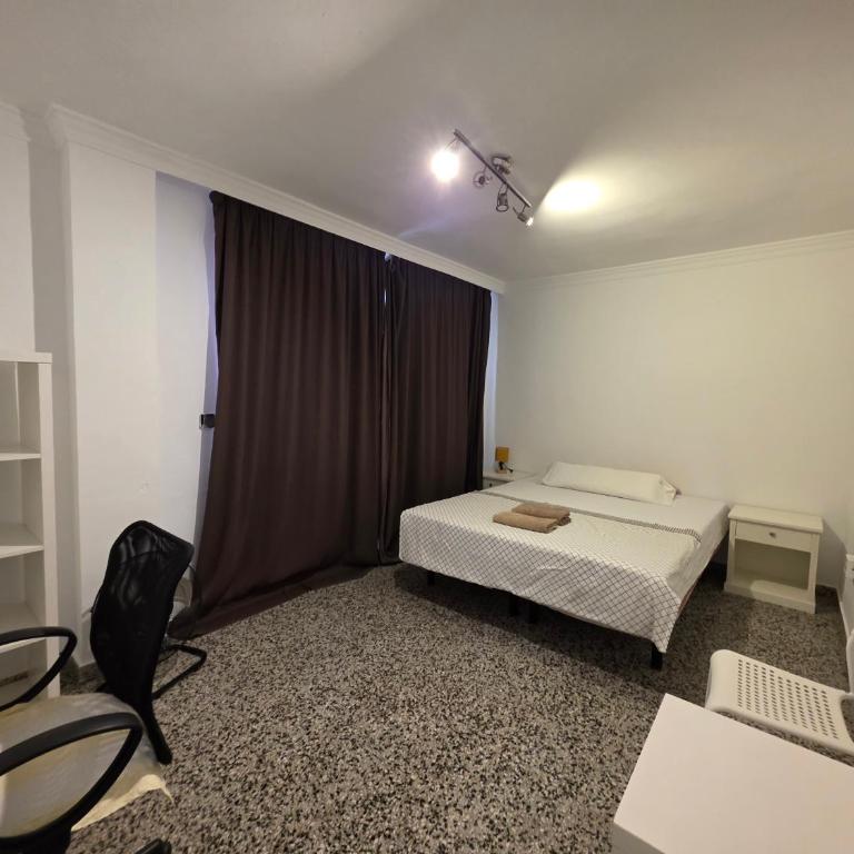 HABITACIÓN PRIVADA SUPER GRANDE CON BALCON GRANDE EN EL CENTRO DE MALAGA LA MEJOR ZONA JUSTO ENFRENTE DELA ESTACION DE TREN a - Doppelzimmer - 14