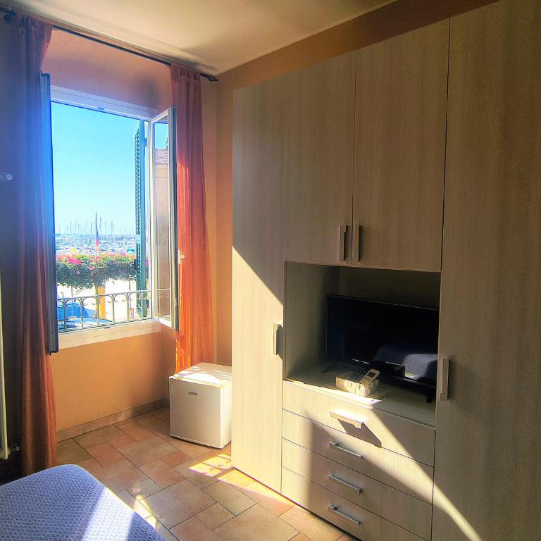 Perla Nera Guesthouse - Camera Matrimoniale con Vista Mare - 1