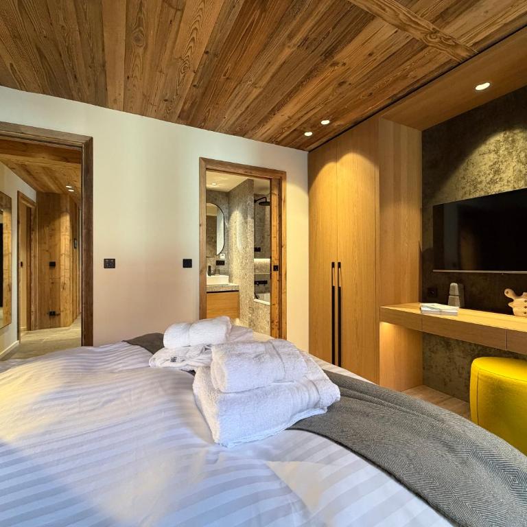 Homency - Chalet White Stone Neige et Soleil - Three-Bedroom Deluxe Apartment - 12