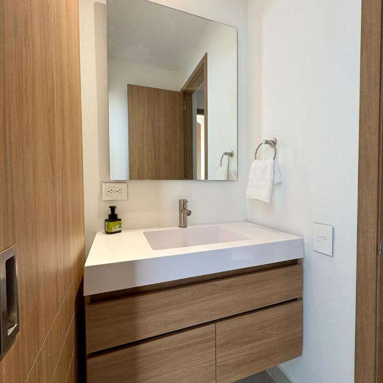 Laguna, piscina y playa en Baía Kristal Cartagena - One-Bedroom Apartment - 19