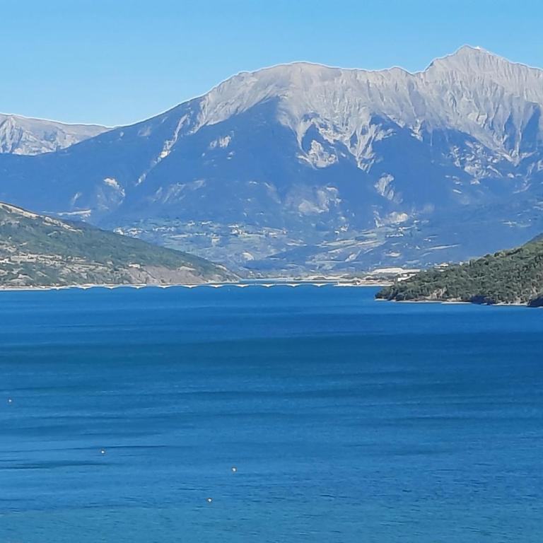 Vue imprenable sur Lac de Serre-Ponçon à Chorges : appt prestige 8 pers - Three-Bedroom Apartment - 34