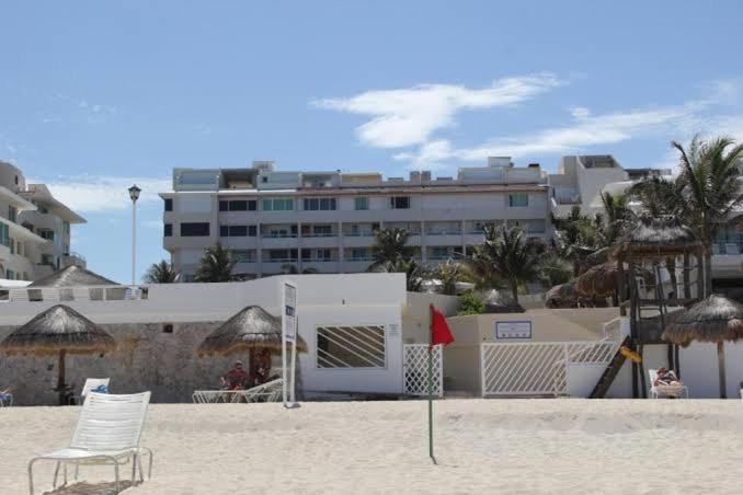 Beachfront 1BR Beach & Pool Lagoon Sunset View Hotel Zone - One-Bedroom Apartment - 15