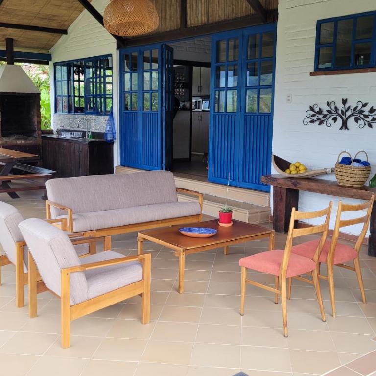 Piscina infinita, vista a las montañas y caballos - Casa de 4 dormitorios - 10