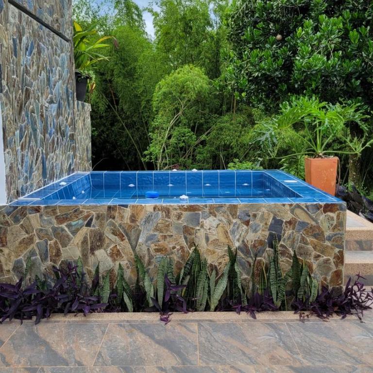 Piscina infinita, vista a las montañas y caballos - Casa de 4 dormitorios - 17
