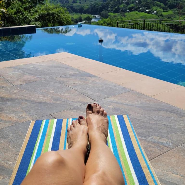 Piscina infinita, vista a las montañas y caballos - Casa de 4 dormitorios - 19