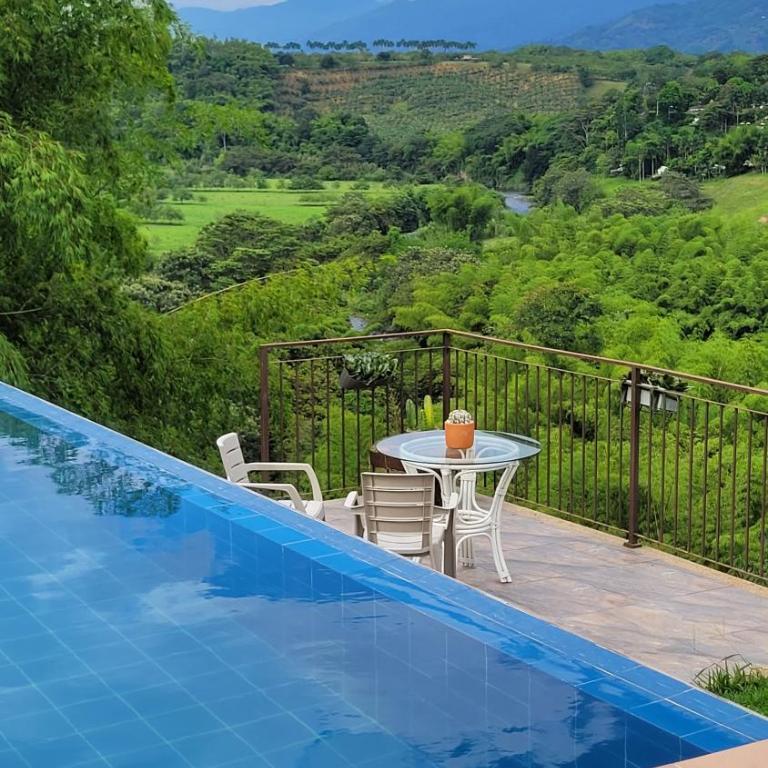 Piscina infinita, vista a las montañas y caballos - Casa de 4 dormitorios - 27
