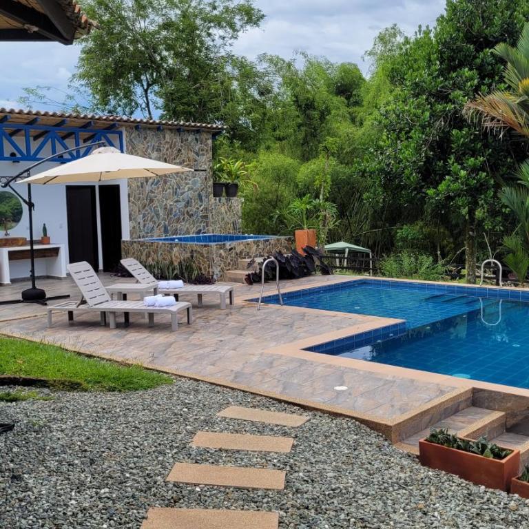 Piscina infinita, vista a las montañas y caballos - Casa de 4 dormitorios - 32
