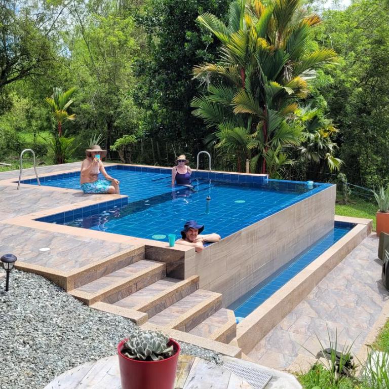 Piscina infinita, vista a las montañas y caballos - Casa de 4 dormitorios - 44