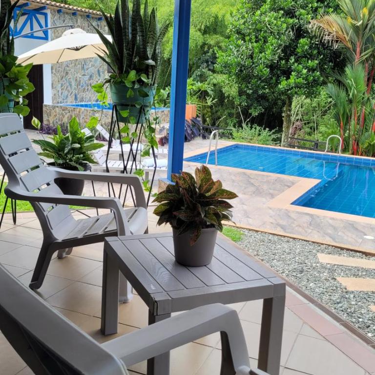 Piscina infinita, vista a las montañas y caballos - Casa de 4 dormitorios - 46