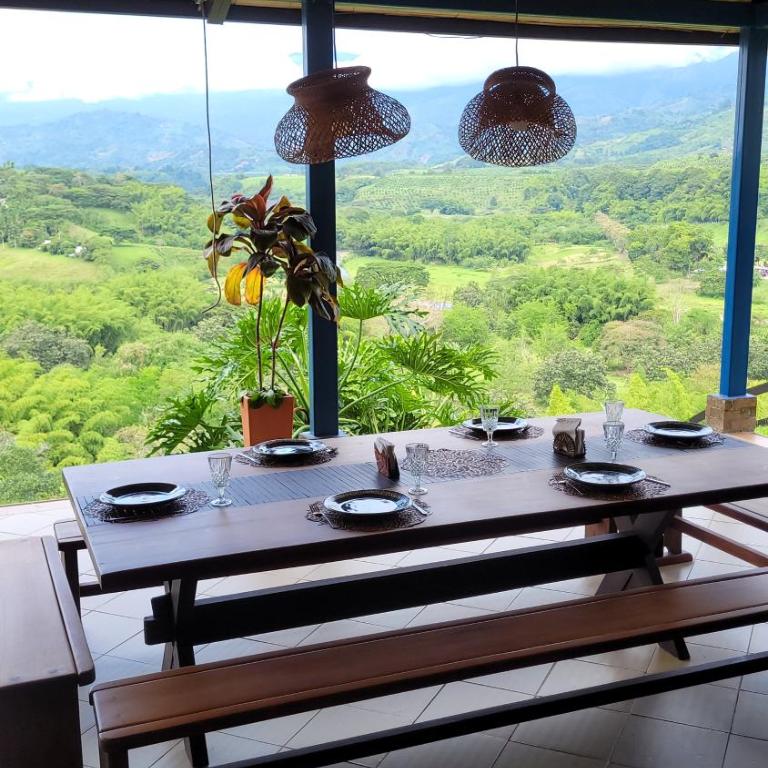 Piscina infinita, vista a las montañas y caballos - Casa de 4 dormitorios - 48