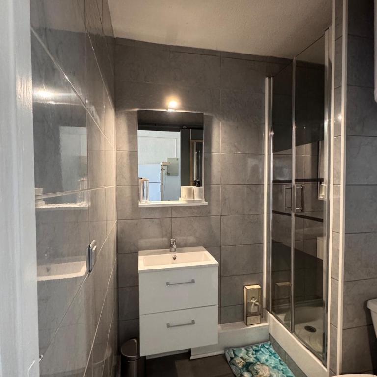 Superbe vu mer, les pieds dans l'eau - climatisé - One-Bedroom Apartment - 8