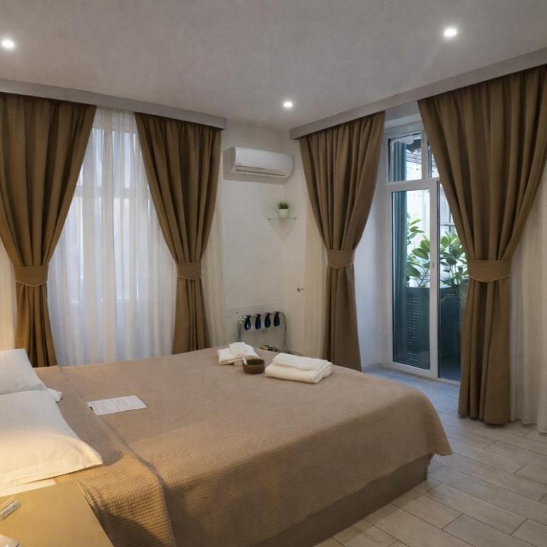 Napoli Centro Suite e Spa - Camera Matrimoniale con Balcone - 5