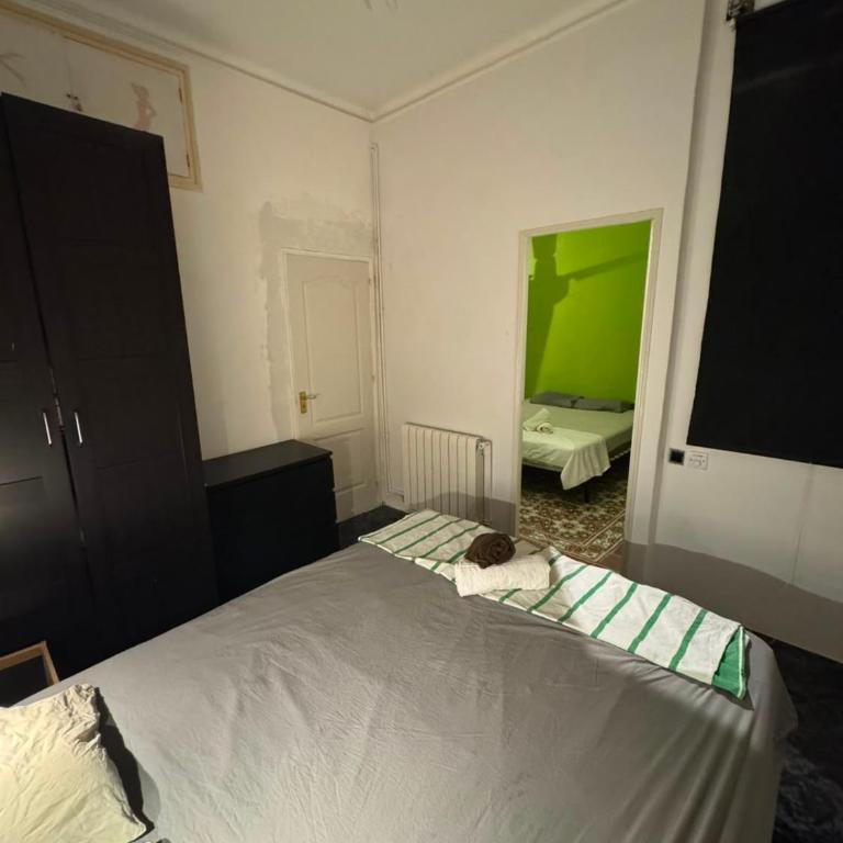 Spacious aptmt close to Pl Universidad and Pl Catalunya, 2,5 bedrooms, balcony, heating, elevator Min 31 nights - Apartamento Deluxe de 2 dormitorios con balcón - 34
