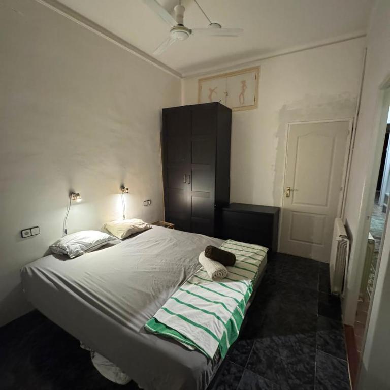 Spacious aptmt close to Pl Universidad and Pl Catalunya, 2,5 bedrooms, balcony, heating, elevator Min 31 nights - Apartamento Deluxe de 2 dormitorios con balcón - 35