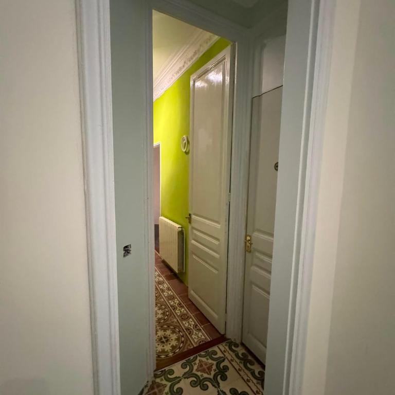 Spacious aptmt close to Pl Universidad and Pl Catalunya, 2,5 bedrooms, balcony, heating, elevator Min 31 nights - Apartamento Deluxe de 2 dormitorios con balcón - 21
